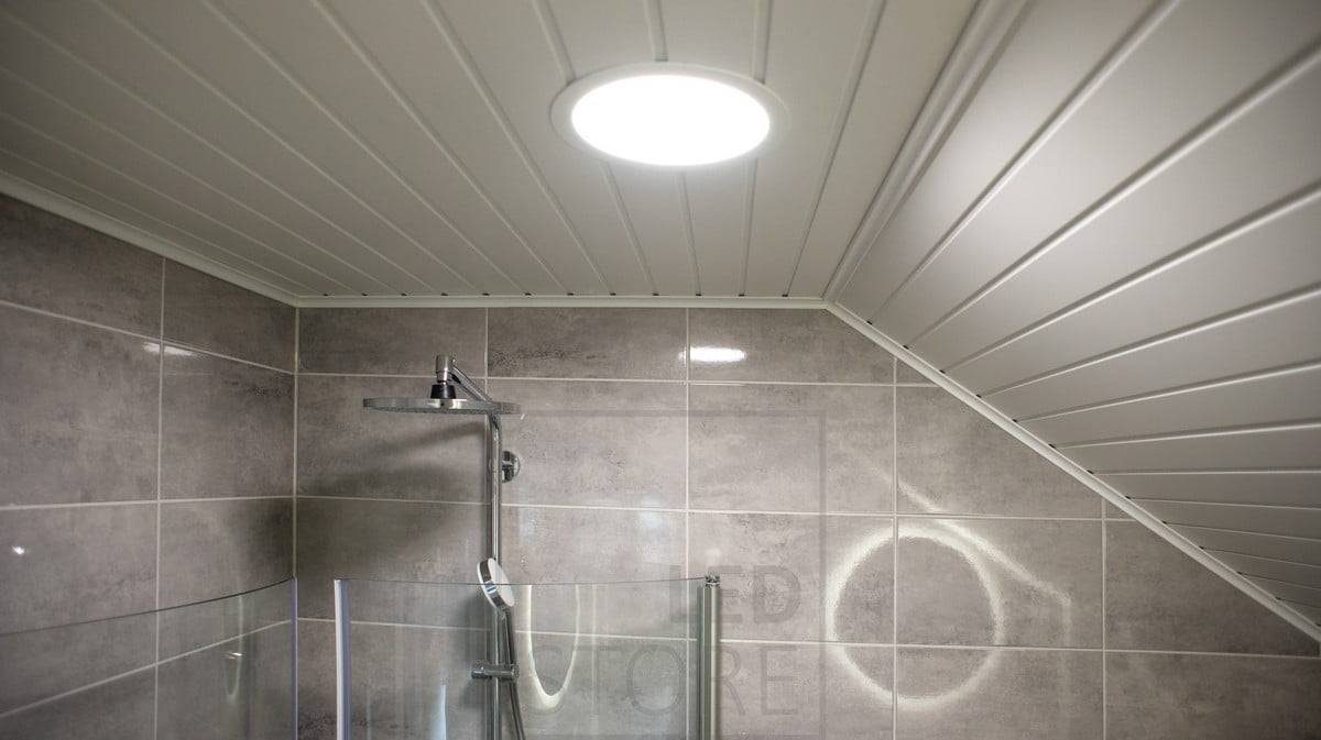 UPPOAVA 240 led plafond que ilumina la ducha y el lavabo. Plafond resistente a la humedad (IP54). Ledstore.fi